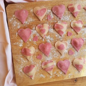 questa immagine rappresenta i cuori di ravioli alla barbabietola ricetta di pasticciandoconlafranca