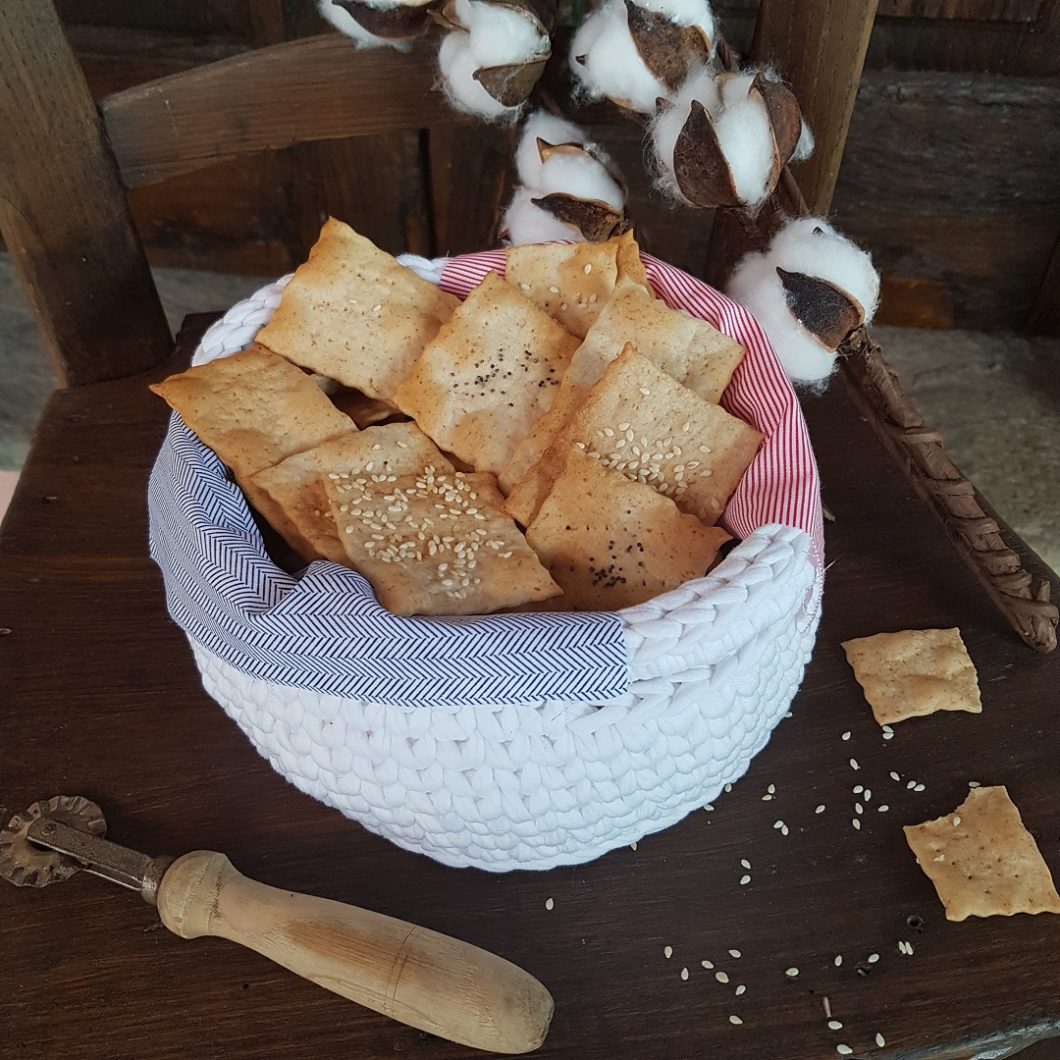 questa immagine rappresenta i cracker al farro e semi di sesamo ricetta di pasticciandooconlafranca