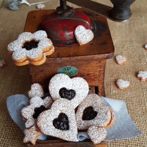 questa immagine rappresenta i linzer cookies vegani ricetta di pasticciandoconlafranca