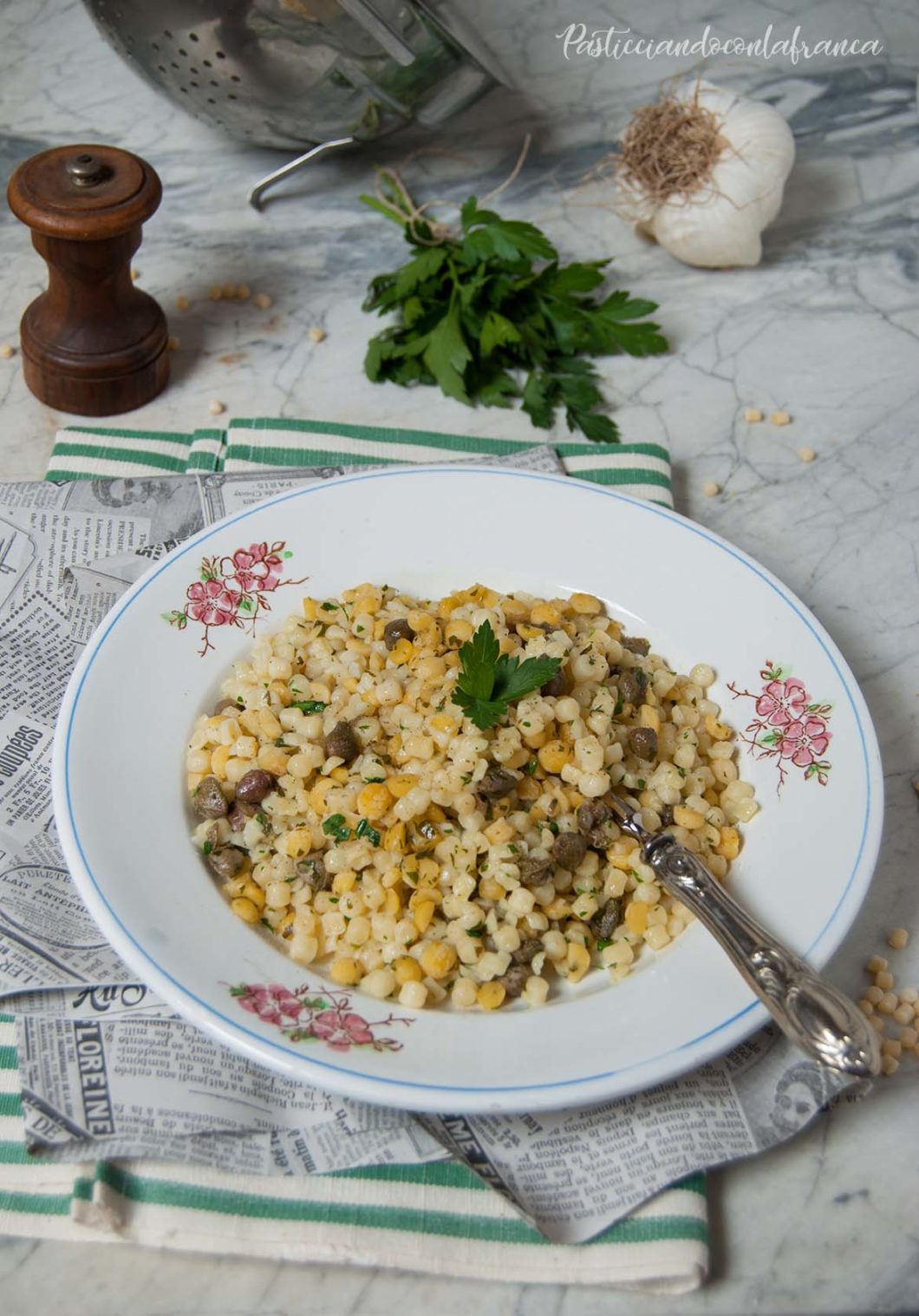 questa immagine rappresenta fregola sarda con ceci e capperi al profumo di mare ricetta di pasticciandoconlafranca