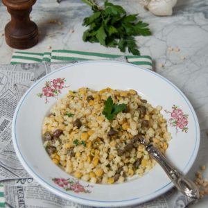 questa immagine rappresenta fregola sarda con ceci e capperi al profumo di mare ricetta di pasticciandoconlafranca