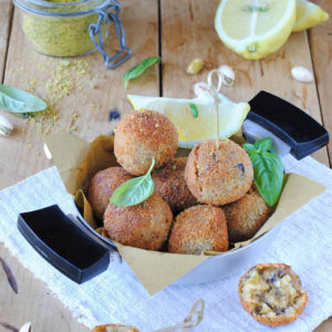 questa immagine rappresenta polpette di melanzane al pistacchio ricetta di pasticciandoconlafranca